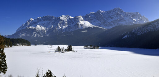 Deutschland, Bayern, Blick auf den Eibsee mit Wettersteingebirge zwischen Waxenstein und Zugspitze - ES000326