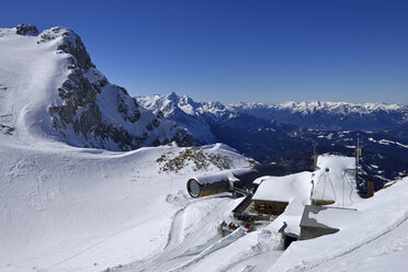 Deutschland, Bayern, Blick auf die Bergstation der Karwendelbahn - ES000327