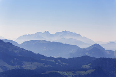 Österreich, Vorarlberg, Blick auf den Berg Niedere und die Appenzeller Alpen im Hintergrund - SIE003551