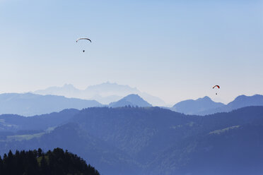 Austria, Vorarlberg, Paraglider flying over Niedere mountain - SIEF003552