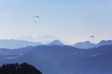 Österreich, Vorarlberg, Gleitschirmfliegen über der Niedere - SIEF003552