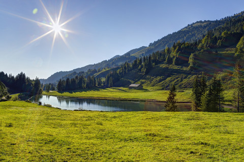 Österreich, Vorarlberg, Blick auf den Lecknersee im Lecknertal, lizenzfreies Stockfoto