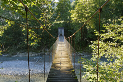 Österreich, Vorarlberg, Blick auf die Seilbrücke über den Bolgenachbach - SIE003557