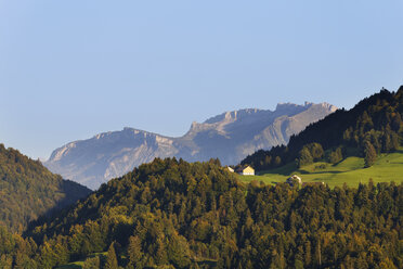 Österreich, Vorarlberg, Blick auf den Berg Hoher Ifen von Lingenau aus - SIE003559
