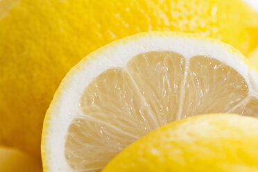 Ganze und halbierte Zitronen, Nahaufnahme - CSF017955
