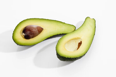 Cross section of avocados on white background, close up - CSF017966