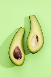 Cross section of avocados on chopping board - CSF017967