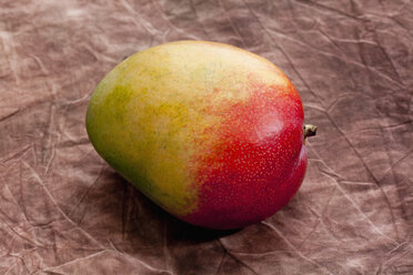 Mango auf braunem Hintergrund, Nahaufnahme - CSF018044