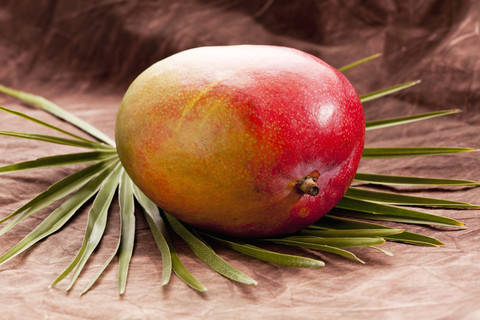 Mango auf Palmblatt, Nahaufnahme, lizenzfreies Stockfoto
