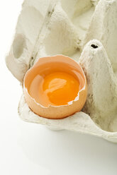 Broken egg in carton, close up - MAEF006201
