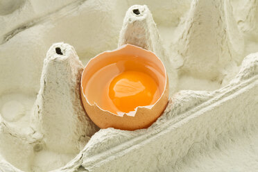 Broken egg in carton, close up - MAEF006202