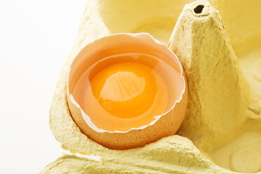 Broken egg in carton, close up - MAEF006203