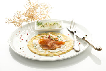 Teller mit Pfannkuchen mit Räucherlachs, Meerrettich und Dill, Nahaufnahme - MAEF006221