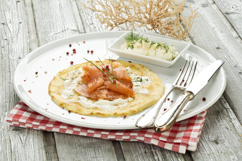 Teller mit Pfannkuchen mit Räucherlachs, Meerrettich und Dill, Nahaufnahme - MAEF006224