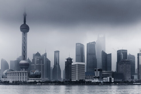 China, Shanghai, Finanzviertel mit dramatischem Himmel - FL000310