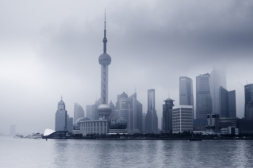 China, Shanghai, Finanzviertel mit dramatischem Himmel - FL000316