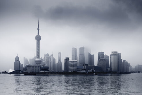China, Shanghai, Finanzviertel mit dramatischem Himmel - FL000309