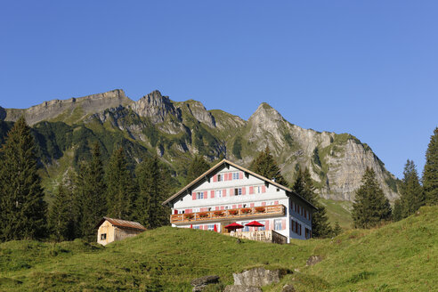 Österreich, Vorarlberg, Blick auf das Alpengasthaus Edelweiss und den Kilppern im Hintergrund - SIE003563