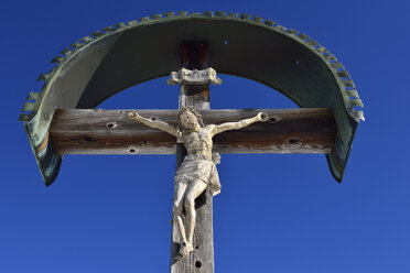 Deutschland, Bayern, Geschnitztes Jesuskruzifix aus Holz - ESF000331