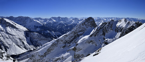 Deutschland, Bayern, Blick auf das Karwendelgebirge und die Bayerischen Alpen - ESF000334