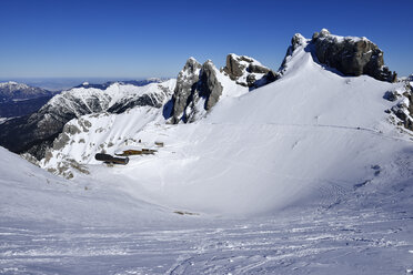 Deutschland, Bayern, Blick auf die Bergstation der Karwendelbahn - ESF000336