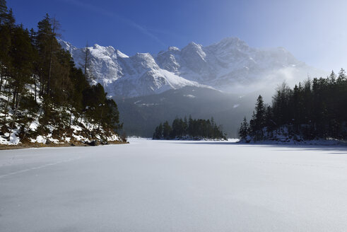 Deutschland, Bayern, Blick auf das Wettersteingebirge zwischen Waxenstein und Zugspitze - ES000340