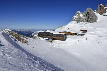 Deutschland, Bayern, Blick auf die Bergstation der Karwendelbahn - ES000344