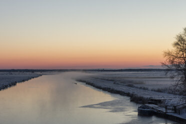 Deutschland, Niedersachsen, Blick auf den Sonnenaufgang - SJF000010