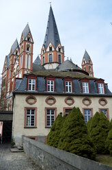 Deutschland, Hessen, Limburg, Sakristanenhaus mit Dom dahinter - MH000145