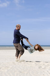 Frankreich, Vater mit Tochter hat Spaß am Strand - LBF000101