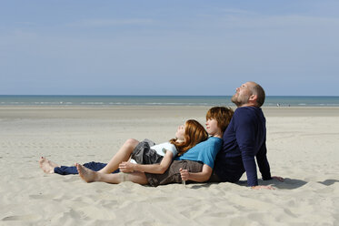 Frankreich, Vater mit Sohn und Tochter am Strand - LBF000103