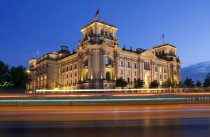 Deutschland, Berlin, Blick auf das beleuchtete Abgeordnetenhaus - ALE000022