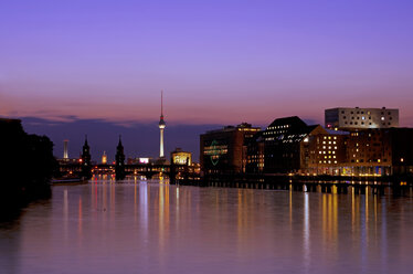 Deutschland, Berlin, Blick auf Skyline mit Spree - ALE000025