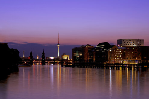 Deutschland, Berlin, Blick auf Skyline mit Spree - ALE000025