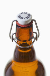 Alte Bierflasche mit Bügelverschluss auf weißem Hintergrund - WDF001638