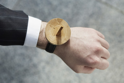 Menschliche Hand mit Sonnenuhr am Handgelenk, Nahaufnahme, lizenzfreies Stockfoto