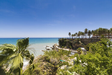 Spanien, Andalusien, Blick auf den Ferienort Nerja mit der Bucht Playa del Calahonda - MSF002838