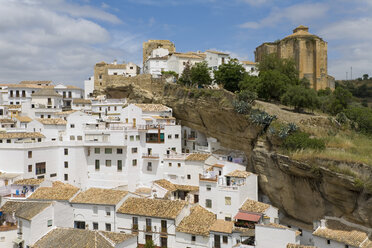 Spanien, Andalusien, Blick auf das weiße Bergdorf Setenil de la Bodegas - MSF002844