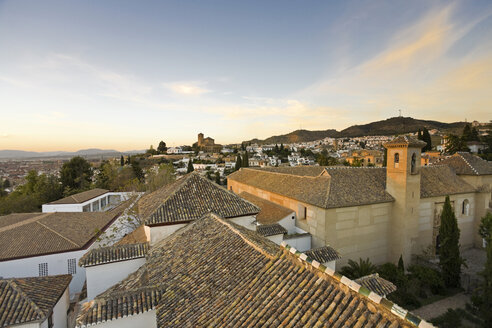 Spanien, Andalusien, Granada, Blick auf die Altstadt, Santa Isabel La Real und die Kirche San Cristobal im Hintergrund - MS002851