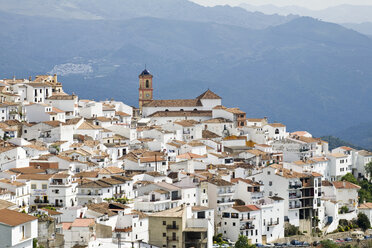 Spanien, Andalusien, Blick auf das weiße Bergdorf Algatocin - MS002852