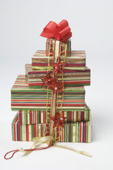 Gestapelte Geschenke mit Weihnachtsdekoration auf weißem Hintergrund, Nahaufnahme - ASF004891