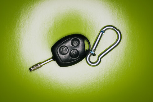 Car key with alloy carabiner, close up - KJF000215