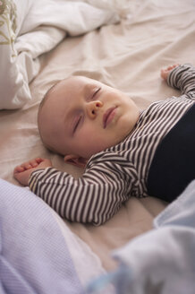 Germany, Hesse, Frankfurt, Baby boy sleeping on bed - MUF001293