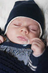 Germany, Hesse, Frankfurt, Baby boy sleeping - MUF001311