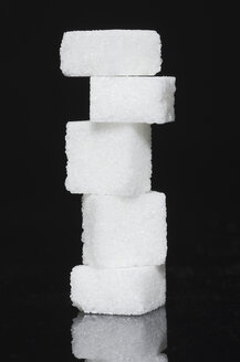 Stapel von Zuckerwürfeln auf schwarzem Hintergrund - MUF001286