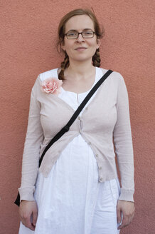 Germany, Hesse, Frankfurt, mid adult pregnant woman smiling - MUF001281
