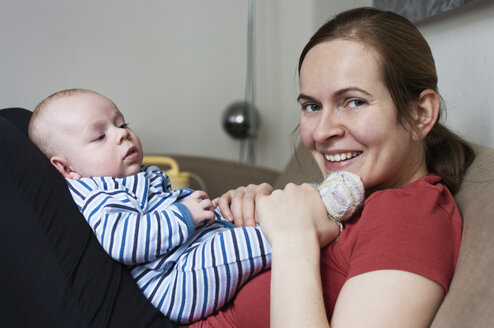 Germany, Hesse, Frankfurt, Mother with baby boy, smiling - MUF001280