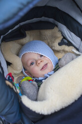 Germany, Hesse, Frankfurt, Baby boy lying in cot, smiling - MUF001272