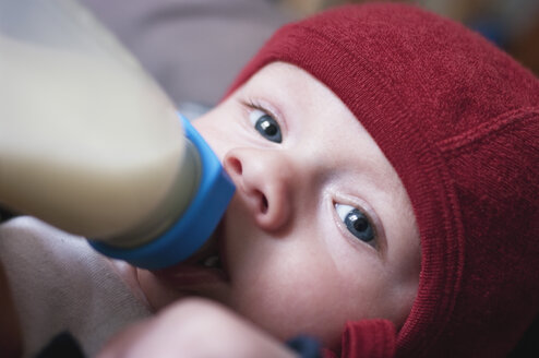 Germany, Hesse, Frankfurt, Portrait of baby boy drinking milk - MUF001271