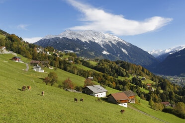 Österreich, Vorarlberg, Blick auf Bartholomaberg und Hochjoch - SIE003600